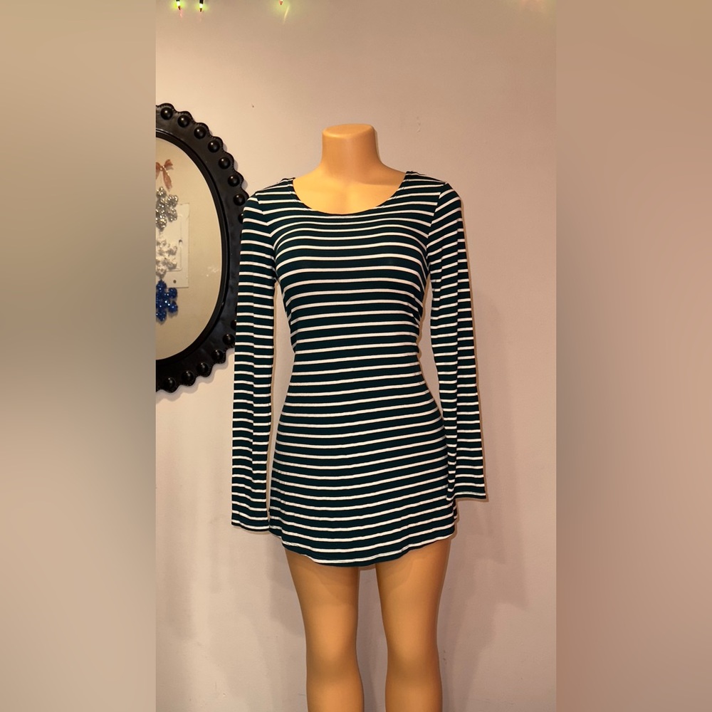 LONG-SLEEVE MINI DRESS W/ HORIZONTAL BLACK AND WHITE STRIPES